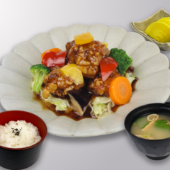 鶏肉と野菜の黒酢あんかけ定食 ￥1,590